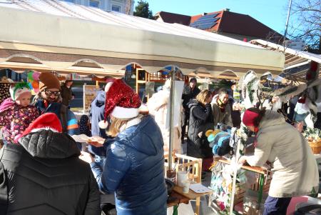 TRIJE DOBRI MOŽJE, ROMANA KRAJNČAN IN JELENI PRIREDITEV PRED KULTURNIM DOMOM 07 FOTO LJUBO VUKELIČ